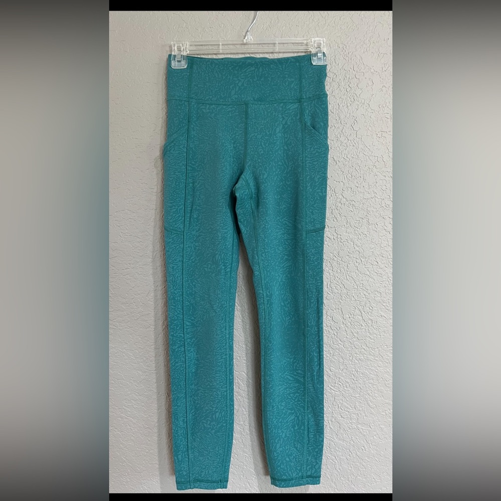 Lululemon 25” pants with side pockets. size: 4 color: green pattern